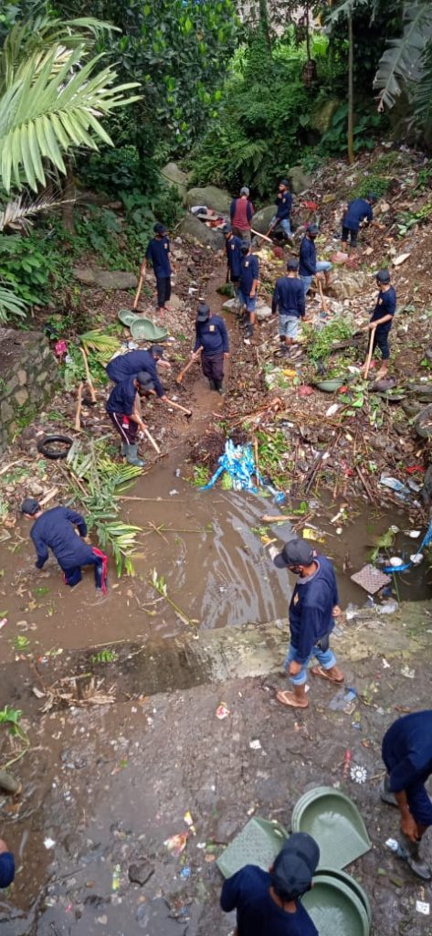 Gambar Sambil Deklarasikan Komunitas Sungai Pelita, Tiga Desa Ini Bersihkan Sungai Cidanau 76