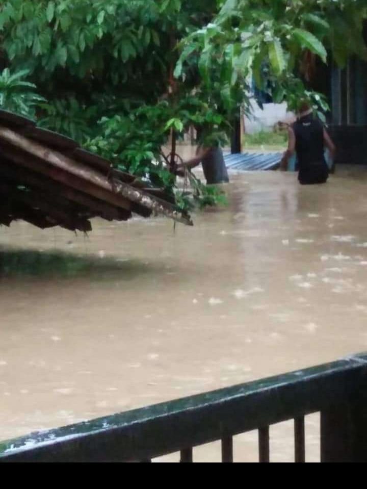 Gambar Tiga Jam Diguyur Hujan, Rumah Warga di Cigeulis Terendam Banjir 74