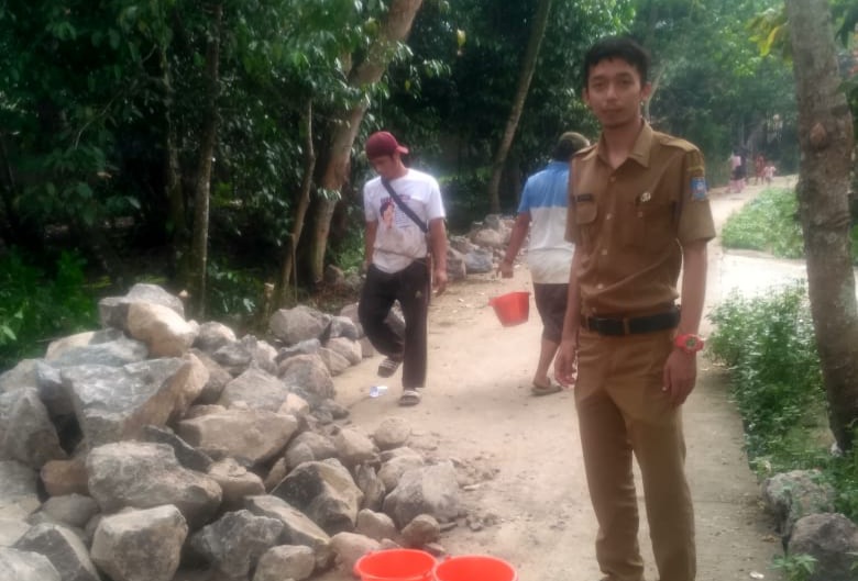 Gambar Guna Memperlancar Saluran Air Dimusim Hujan, Desa Sukabares Bangun Drainese Gunakan Dana Silfa 27