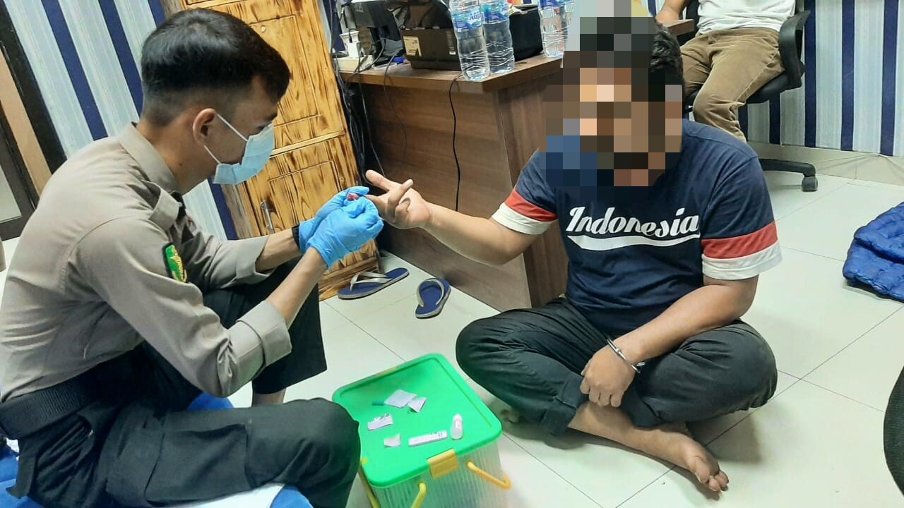 Gambar Satresnarkoba Polres Serang Berhasil Bekuk Pengedar Shabu Lintas Provinsi di Rumahnya 39