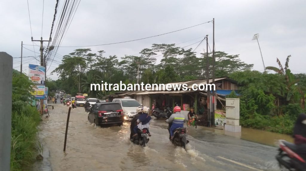 Gambar Jalan Raya Kedaton Grande Curug Banjir dan Terjadi Kemacetan Lalulintas 74