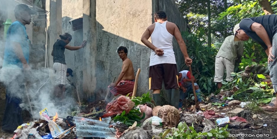 Gambar Warga Kademangan Setu Gotong Royong Bersihkan Lingkungan 39
