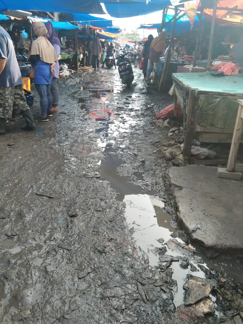 Pedagang Pasar Baru Anyar Keluh Jalan Rusak Tak Kunjung Diperbaiki 28 Gambar Pedagang Pasar Baru Anyar Keluh Jalan Rusak Tak Kunjung Diperbaiki 27