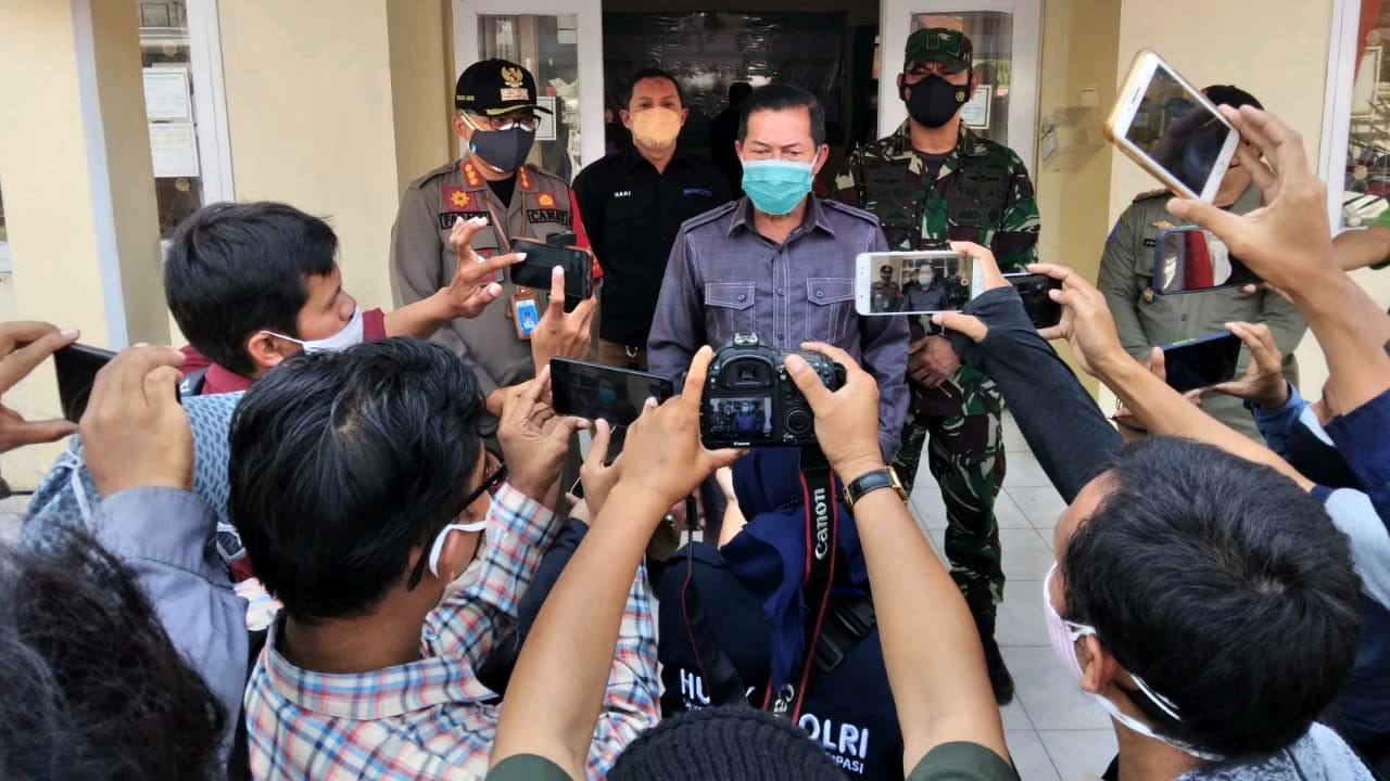 Gambar Panglima TNI, Kapolri Beserta Jajaran Kunjungi Kelurahan Serang Terkait Penanganan Covid-19 38