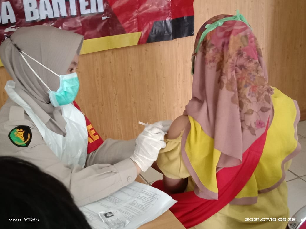Gambar Ratusan Warga Ikuti Vaksinasi Massal Yang Digelar Oleh Polres Serang Dengan Tajuk "Respon Vaksinasi Polri" 44