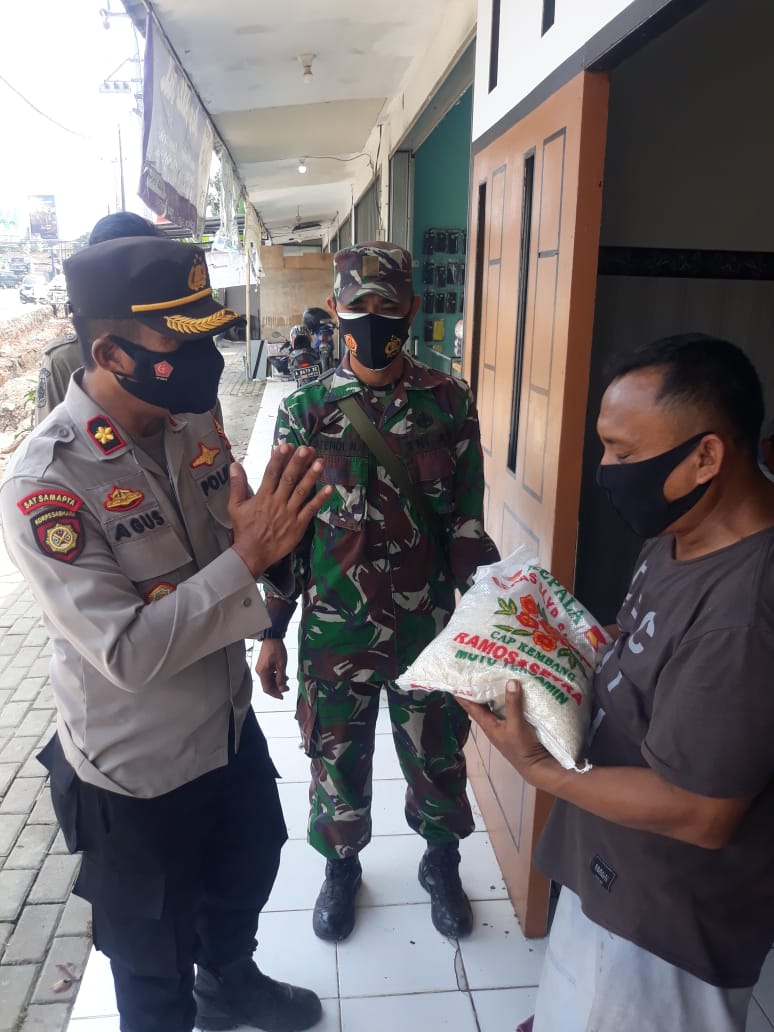 Gambar Polsek Cipocok Jaya Berikan Beras Kepada Pedagang UMKM 43