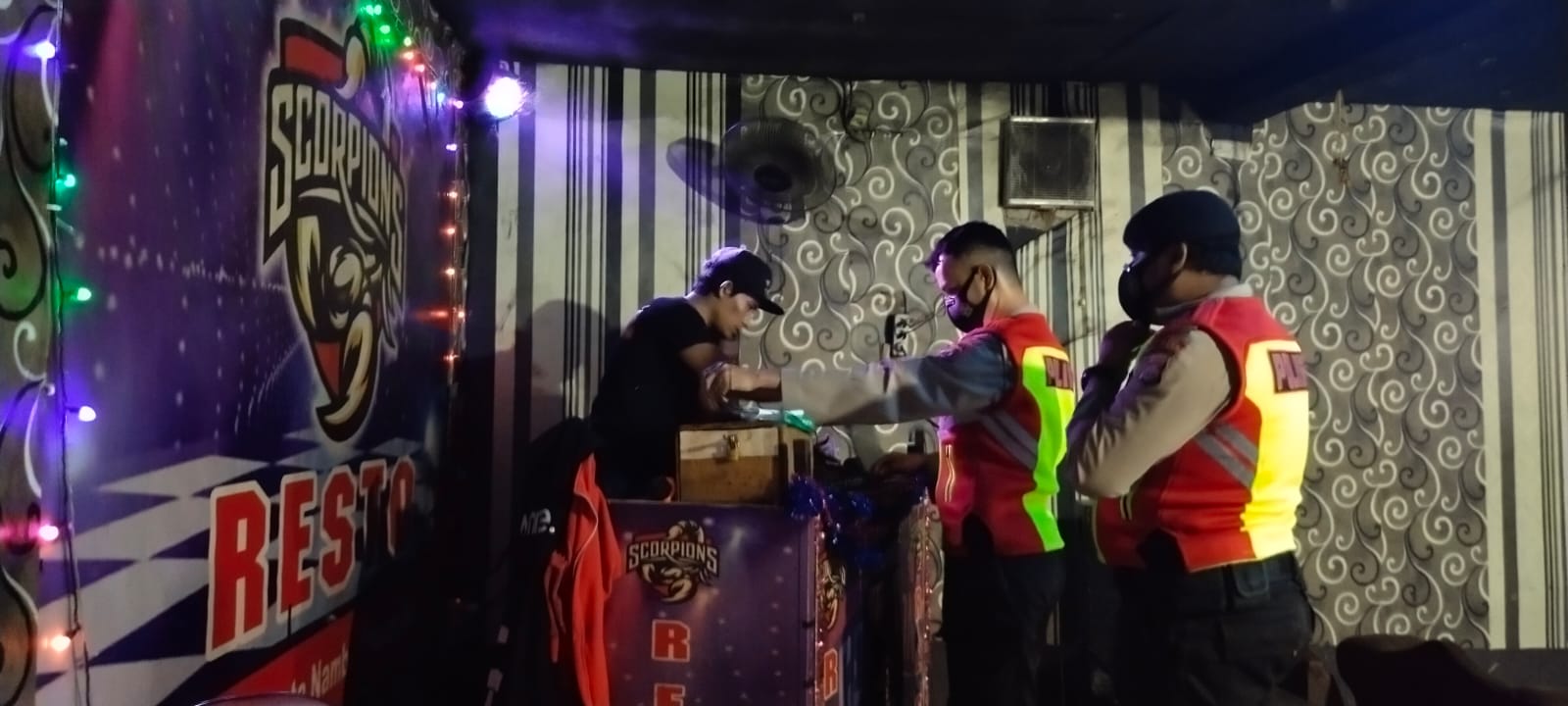 Gambar Membandel, Peralatan DJ di Cafe Live Scorpio Diangkut Petugas Polres Serang 38