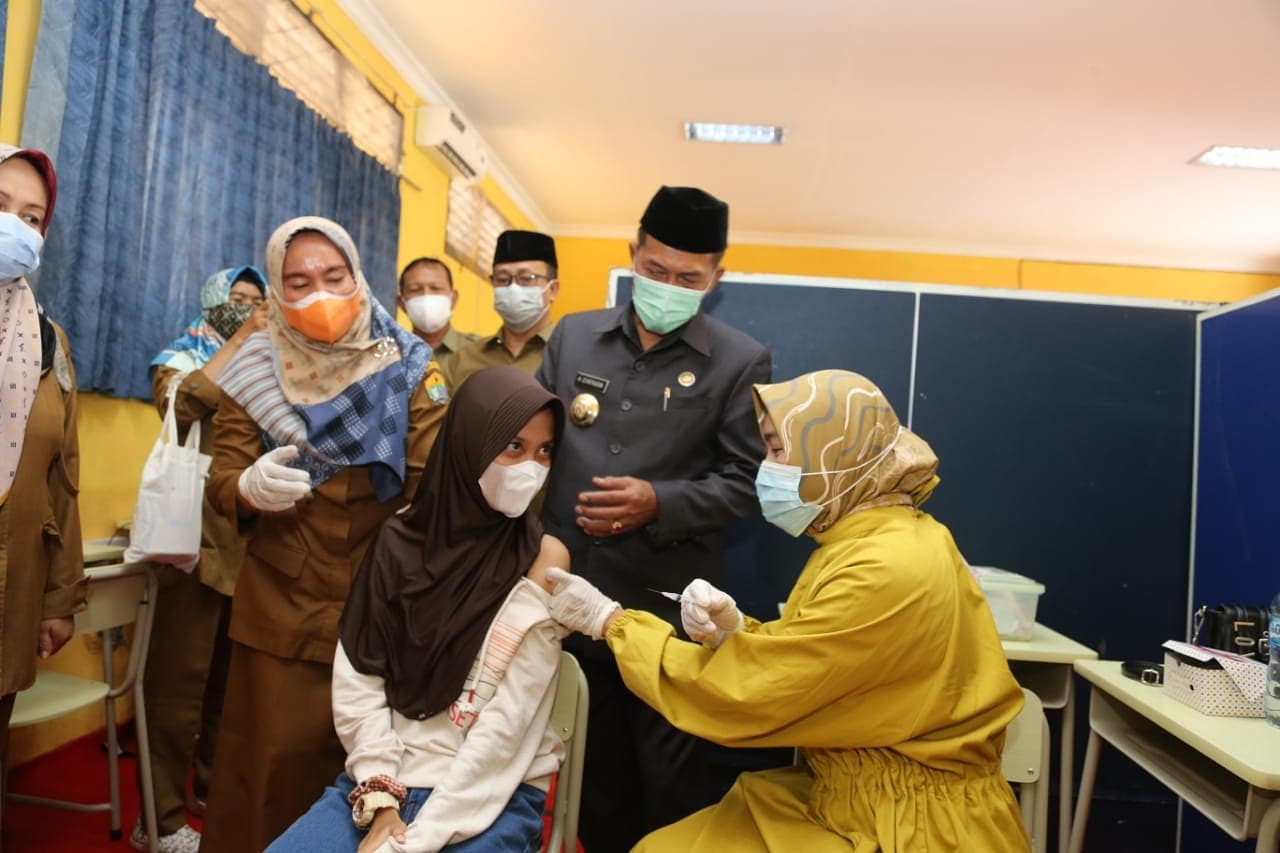 Gambar Wali Kota Serang Kembali Tinjau Pelaksanaan Vaksinasi di SMPN 7 Kota Serang Pemkot Serang Kembali Gelar Vaksinasi di SMPN 7 1
