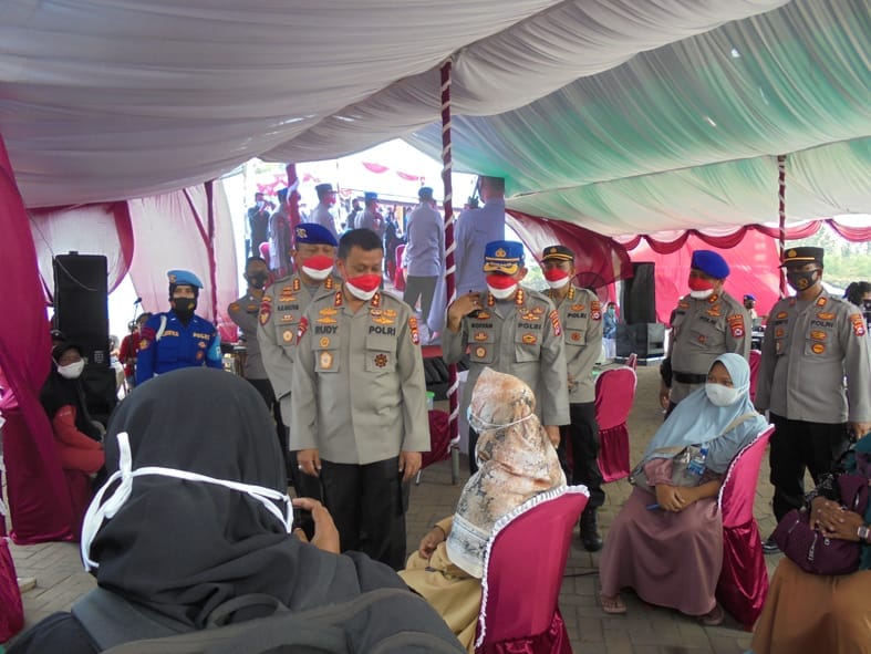 Kapolda Banten Apresiasi Pelaksanaan Vaksinasi Massal Dan Baksos Bersama Ditpolairud Serta Alumni Akpol 94 28 Gambar Kapolda Banten Apresiasi Pelaksanaan Vaksinasi Massal dan Baksos Bersama Ditpolairud Serta Alumni Akpol 94 27