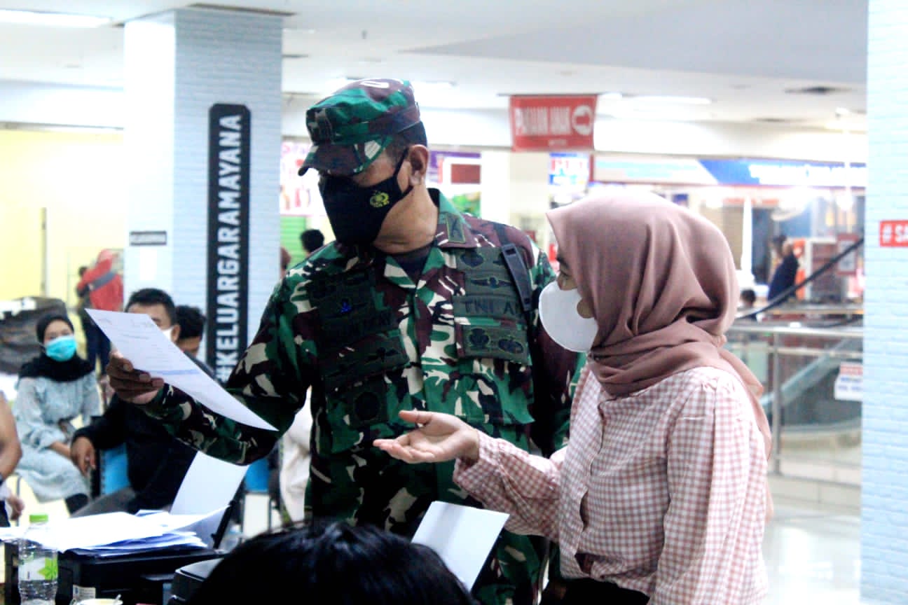 Koramil 0602-01/Kota Serang Gelar Serbuan Vaksinasi Di Mal Ramayana Serang 28 Gambar Koramil 0602-01/Kota Serang Gelar Serbuan Vaksinasi di Mal Ramayana Serang 27