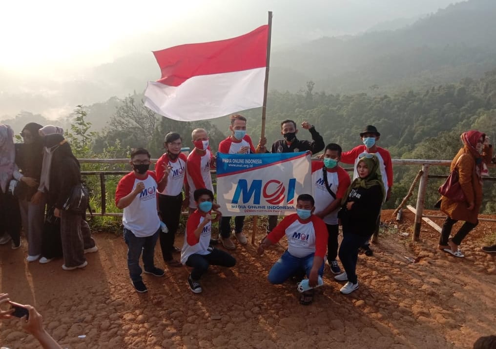 Peringati Hut Ri Ke 76, Moi Se-Provinsi Banten Kibarkan Bendera Dipuncak Gunung Luhur 28 Gambar Peringati Hut RI Ke 76, MOI Se-Provinsi Banten Kibarkan Bendera Dipuncak Gunung Luhur 27