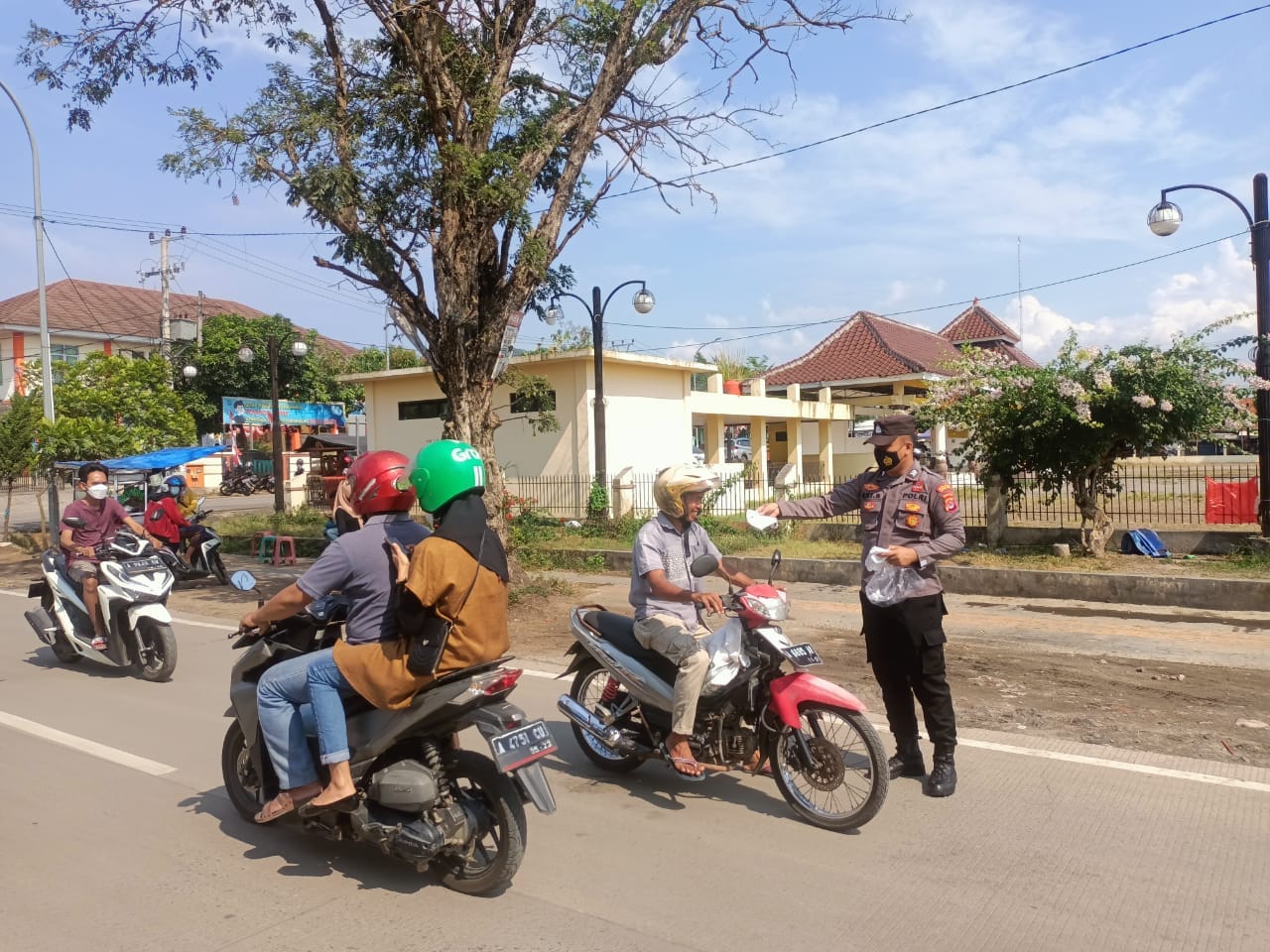 Untuk Kesekian Kalinya, Polsek Kramatwatu Bagikan Masker Ke Pengguna Jalan 28 Gambar Untuk Kesekian Kalinya, Polsek Kramatwatu Bagikan Masker ke Pengguna Jalan 27