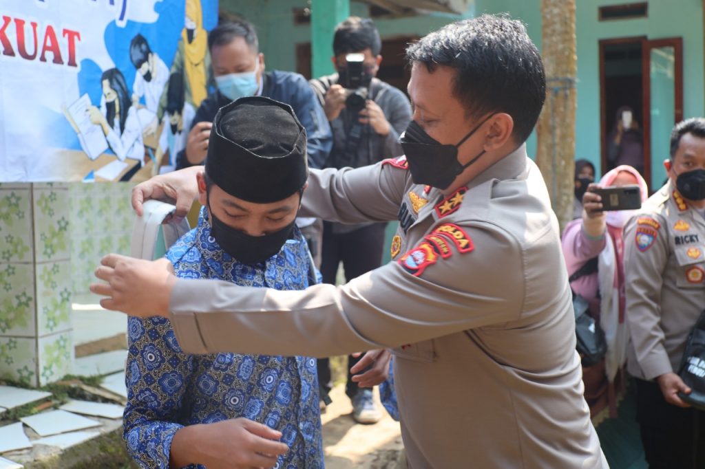 Gambar Berikan Bantuan Alat Perlengkapan Sekolah, Kapolda Banten Tinjau Pembelajaran Tatap Muka di Pandeglang 27