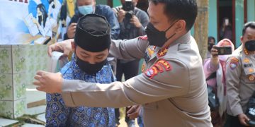 Gambar Berikan Bantuan Alat Perlengkapan Sekolah, Kapolda Banten Tinjau Pembelajaran Tatap Muka di Pandeglang 1