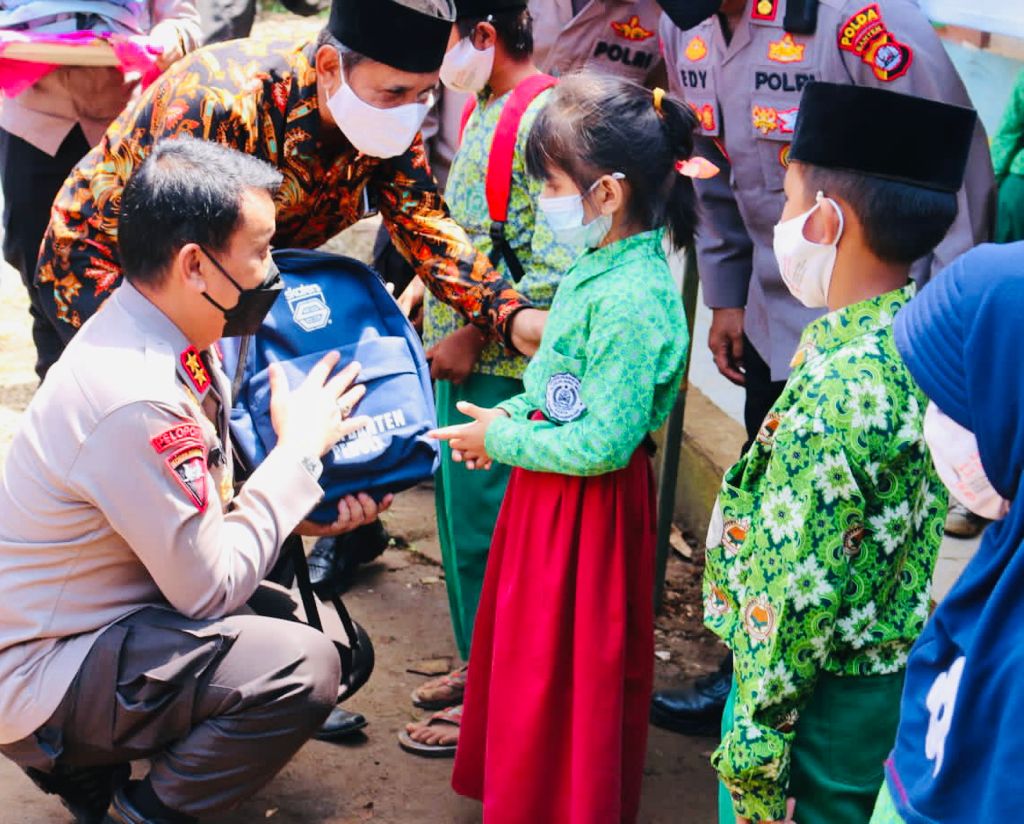 Gambar Peduli Pembelajaran Tatap Muka, Kapolda dan Wakapolda Banten Serentak Kunjungi Sekolah dan Salurkan Masker Serta Peralatan Sekolah 27
