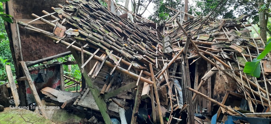 Gambar Ngenes, Rumah Pak RT di Ciomas Roboh, Pemerintah Setempat Terkesan Pangku Tangan 76