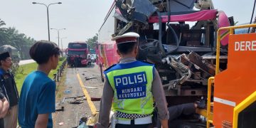 Gambar Akibat Tidak Jaga Jarak Aman, 4 Bus Pariwisata Kecelakaan Beruntun 1