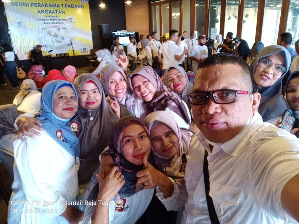 Alumni Sma 7 Padang Angkatan 96 Gelar Reuni Perak Bersama Guru, Mereka Melakukan Begini: 28 Gambar Alumni SMA 7 Padang Angkatan 96 Gelar Reuni Perak Bersama Guru, Mereka Melakukan Begini: 27