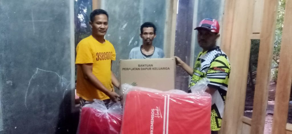 Gambar Korban Rumah Roboh di Kecamatan Ciomas Dapat Bantuan dari Dinsos Kabupaten Serang 27