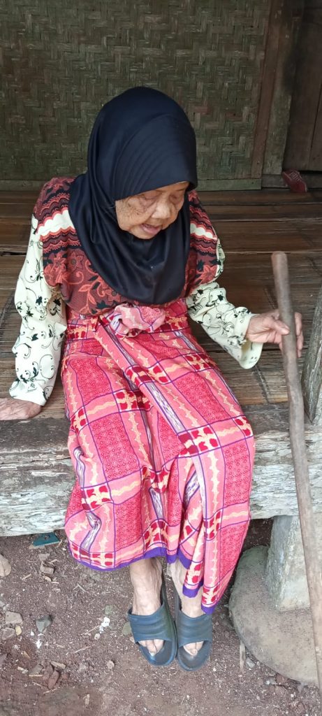 Gambar Miris, Hidup Sebatang Kara Dirumah Gubuk, Nenek Saneah Belum Pernah Mendapatkan Bantuan 29