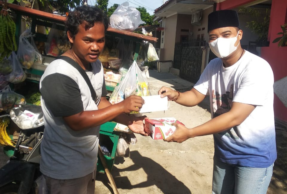 Gambar Tim Warung Jumat Ditresnarkoba Polda Banten Bagikan Masker dan Nasi Kotak di Wilayah Kota Serang 27
