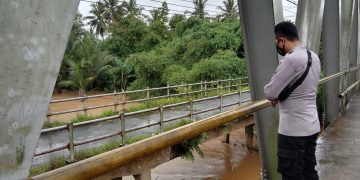 Gambar Antisipasi Banjir, Polsek Malingping Polres Lebak Cek Debit Air Cilangkahan 1