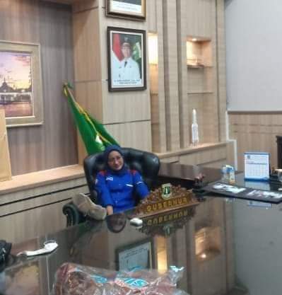Gambar Beredar Foto Buruh Duduki Kursi Gubernur Banten dengan Kaki Diangkat, Ishak Newton Desak APH Tangkap Oknum Buruh yang Melakukan Pelecehan Terhadap Institusi Negara 29