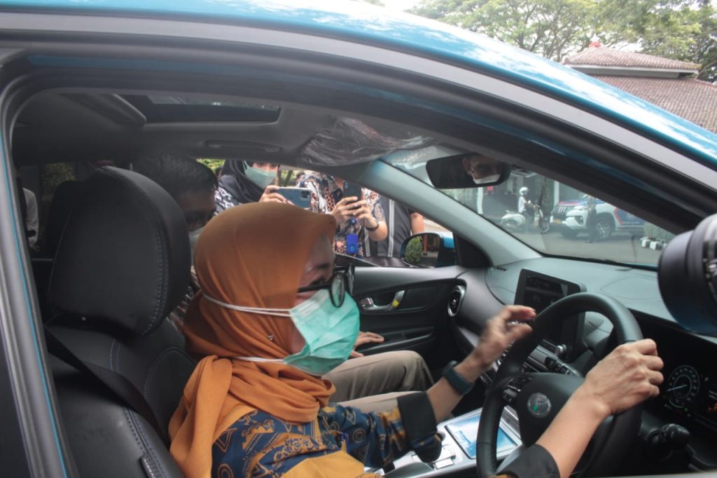 Gambar Bupati Lebak Jajal Mobil Listrik, Road Show PLN Banten Selatan Menuju Electrifying Lifestyle 27