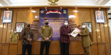 Gambar Gubernur Banten Serahkan DIPA Tahun 2022 ke Bupati Serang 1