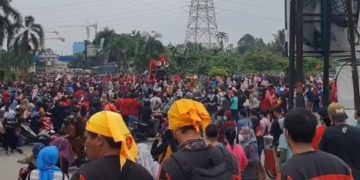 Gambar Buruh Demo Tolak UMK 2022, KNPI : Yuk Bersyukur, Pengangguran Ngantri Ingin Kerja 1