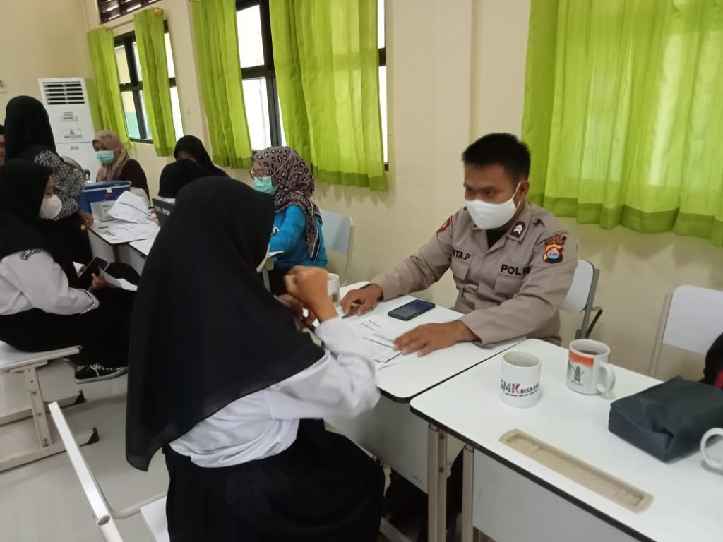 Gambar Team Drive Thru Polsek Bayah Polres Lebak Giat Laksanakan Vaksinasi Massal di SMKN 1 Bayah 27