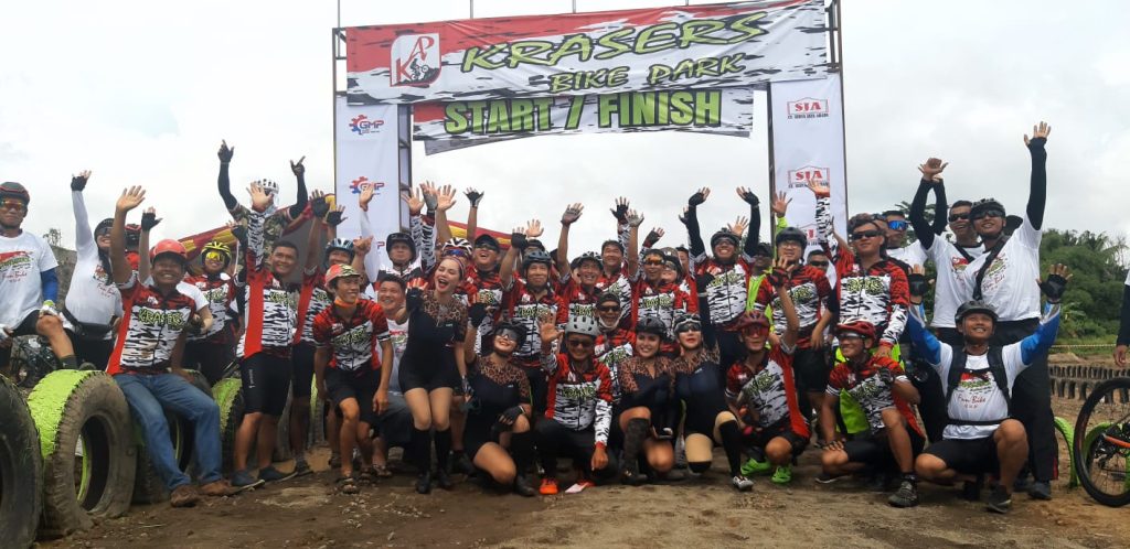 Gambar Atlet Sepeda Nasional dan Danyon 11 Grup 1 Kopassus Jajal Lintasan Krasers Bike Park 27