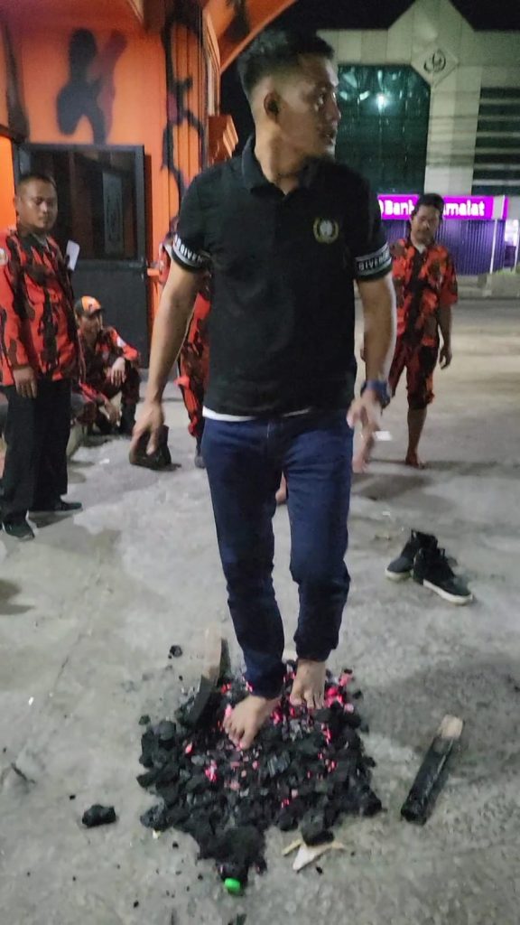 Gambar Ketua MPC PP Kota Serang, Pujianto Pimpin Langsung Latihan Debus 29