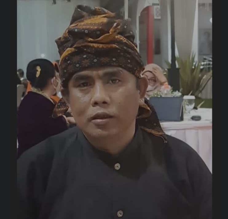 Gambar Beredar Foto Buruh Duduki Kursi Gubernur Banten dengan Kaki Diangkat, Ishak Newton Desak APH Tangkap Oknum Buruh yang Melakukan Pelecehan Terhadap Institusi Negara 27