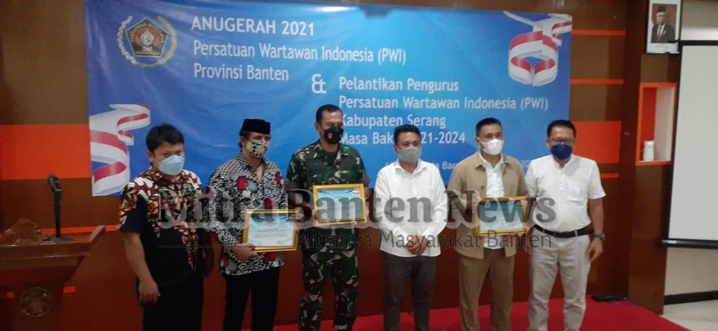 Gambar Kapten Inf Jakson Beay Raih Anugerah Dari PWI Banten 27
