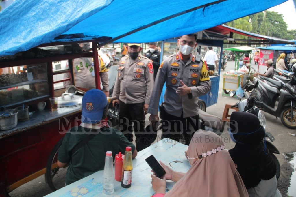 Gambar Wakapolres Lebak Pimpin Vaksinasi Mobile Polres Lebak Sasar PKL di Sepanjang Jalan R.T. Hardiwinangun 27