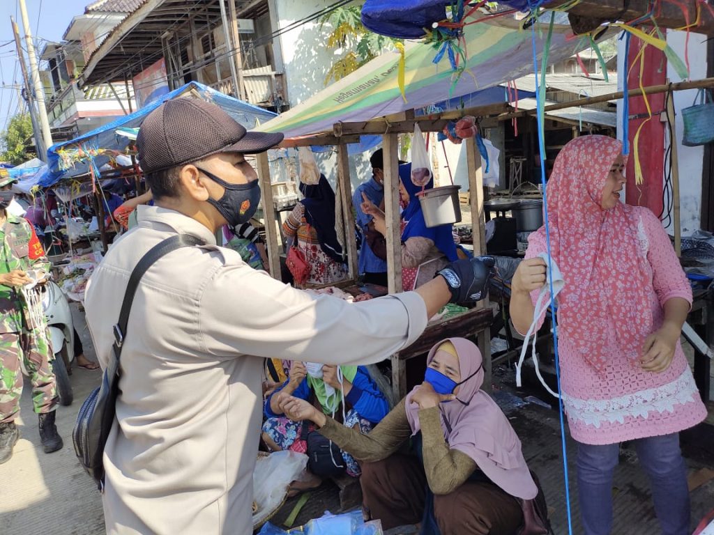 Gambar Polsek Panggarangan Himbau Prokes dan Bagikan Masker, Kepada Pedagang Pasar Cisiih 27