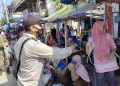 Gambar Polsek Panggarangan Himbau Prokes dan Bagikan Masker, Kepada Pedagang Pasar Cisiih 53
