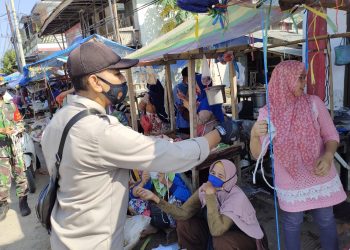 Gambar Polsek Panggarangan Himbau Prokes dan Bagikan Masker, Kepada Pedagang Pasar Cisiih 41