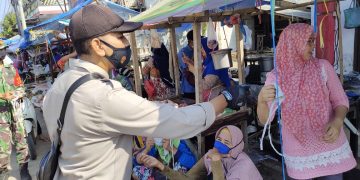 Gambar Polsek Panggarangan Himbau Prokes dan Bagikan Masker, Kepada Pedagang Pasar Cisiih 29