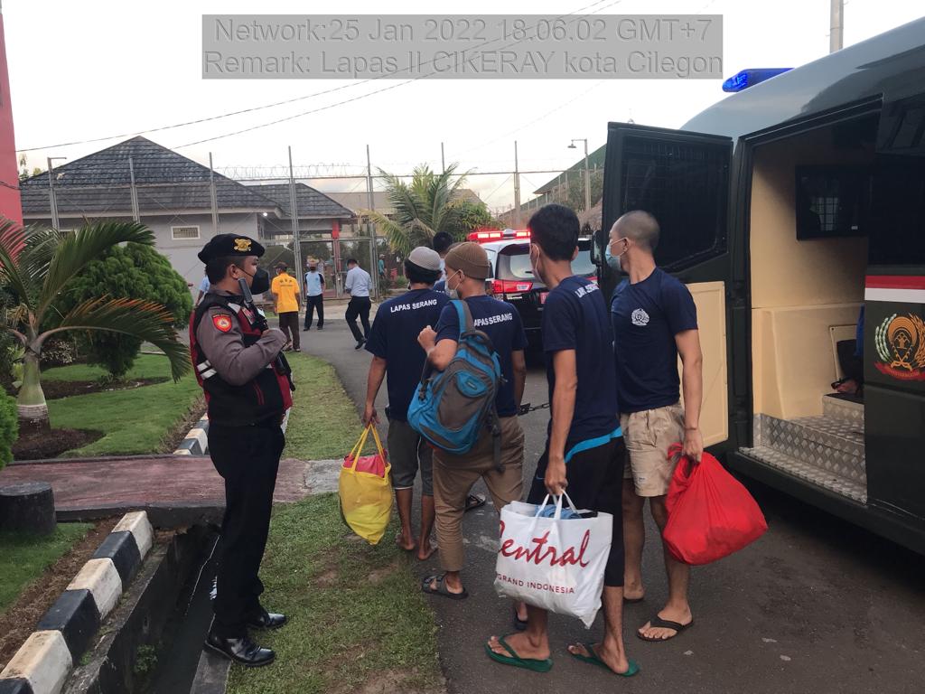 Gambar Belasan Warga Binaan Lapas Serang Dipindahkan ke Nusakambangan 29