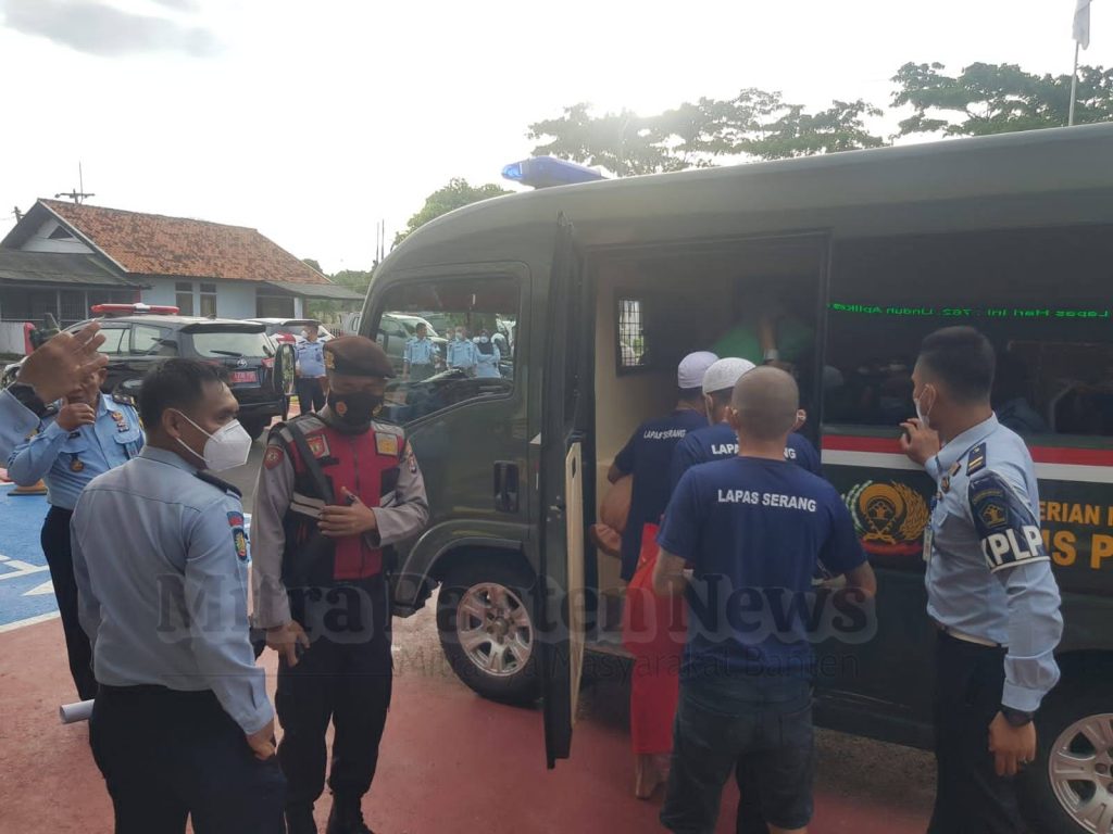 Gambar Belasan Warga Binaan Lapas Serang Dipindahkan ke Nusakambangan 27