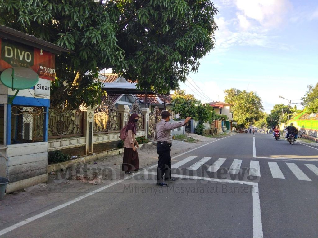 Gambar Jaga Keselamatan, Personel Polsek Bayah Polres Lebak Bantu Anak Sekolah Menyebrang Jalan 27