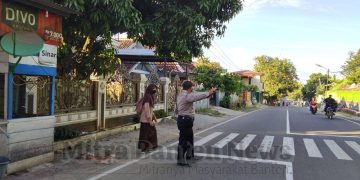 Gambar Jaga Keselamatan, Personel Polsek Bayah Polres Lebak Bantu Anak Sekolah Menyebrang Jalan 1