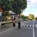 Gambar Jaga Keselamatan, Personel Polsek Bayah Polres Lebak Bantu Anak Sekolah Menyebrang Jalan 43