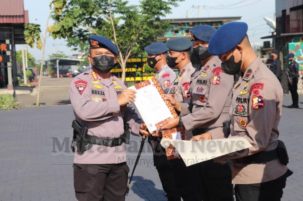 Danmen 1 Paspelopor Berikan Piagam Kepada Personel Tugas Bantuan Erupsi Gunung Semeru 28 Gambar Danmen 1 Paspelopor Berikan Piagam Kepada Personel Tugas Bantuan Erupsi Gunung Semeru 27