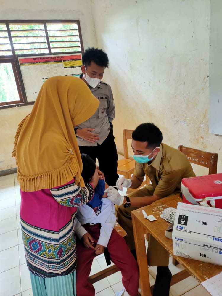Gambar Dukung Program Pemerintah, Polsek Panggarangan Kembali Giat Vaksinasi di SDN 2 Cibarengkok 27