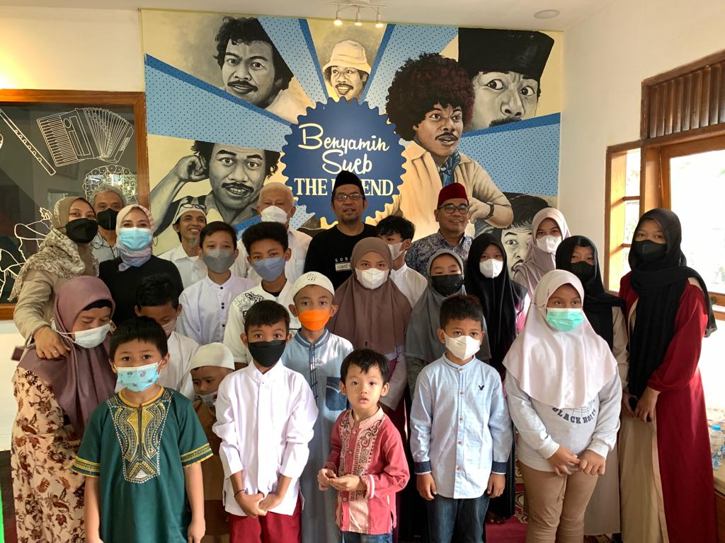 Biem T Benjamin Pembukaan Waroeng Djoeragan Betawi Gelar Syukuran Bersama Anak Yatim Dan Relasi 28 Gambar Biem T Benjamin Pembukaan Waroeng Djoeragan Betawi Gelar Syukuran Bersama Anak Yatim dan Relasi 27