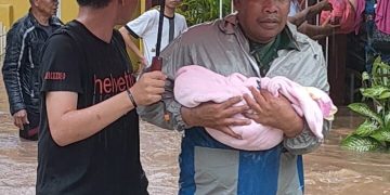 Gambar Personel Koramil 0602-01/Kota Serang Bantu Warga Korban Banjir 1