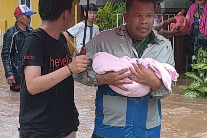 Gambar Personel Koramil 0602-01/Kota Serang Bantu Warga Korban Banjir 27